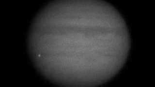 Редкие кадры: Метеорит врезается в Юпитер, за чем следует мощный взрыв