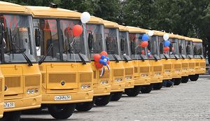 Минпромторг обеспечил обновление парка школьных автобусов и машин скорой помощи в регионах